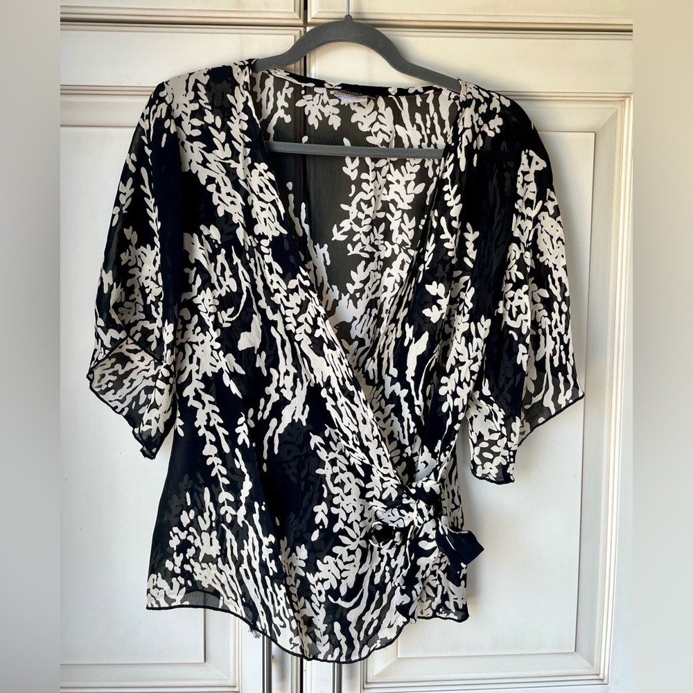 🍓 Monte gorgeous black/white wrap top. Sheer. Size 10/12